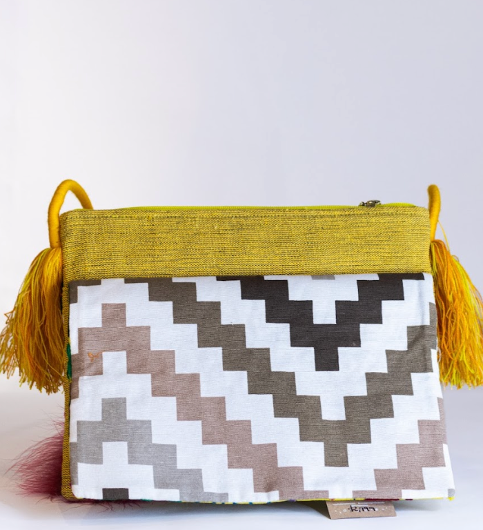 El Funky Clutch - Amarillo y pompon rojo