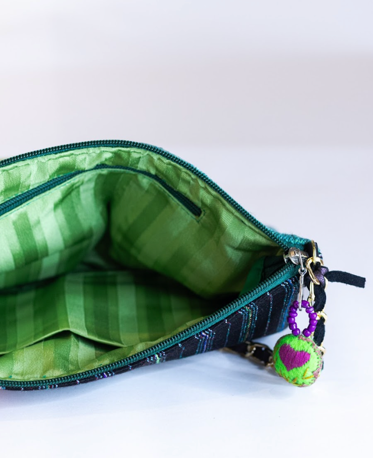 El Funky Clutch - Negro con pompon verde